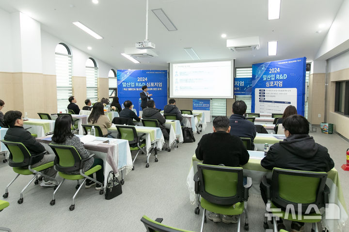 [세종=뉴시스]농촌진흥청은 지난달 29일 전북특별자치도 익산시 공공승마장에서 '국산 열풍건초 말 산업 이용 확대 학술 토론회'를 열고 국산 건초 보급 및 말 산업 활성화 방안을 논의했다.(사진=농진청 제공)