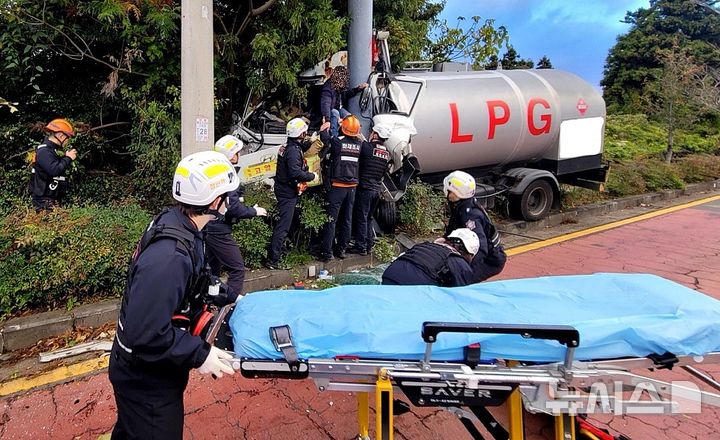 [서귀포=뉴시스] 29일 오후 제주 서귀포시 토평동 남주고 사거리 인근 거리에서30대 남성이 운전하던 LPG탱크로리 차량이 가로등과 충돌해 소방대원이 구조활동을 하고 있다. (사진=제주도소방안전본부 제공) 2024.11.29. photo@newsis.com *재판매 및 DB 금지