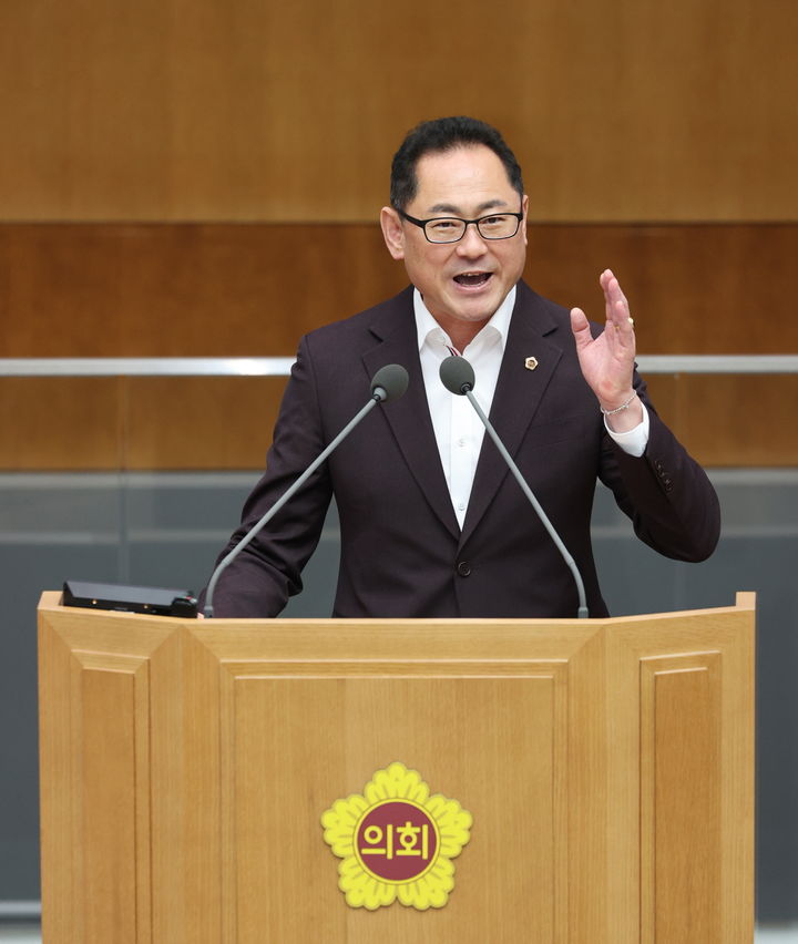 [수원=뉴시스] 김완규 경기도의회 의원이 29일 제379회 정례회 제5차 본회의에서 5분발언을 하고 있다. (사진=경기도의회 제공) 2024.11.29. photo@newsis.com *재판매 및 DB 금지