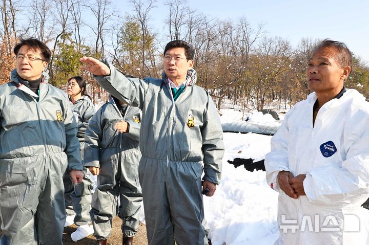 [용인=뉴시스]이상일 시장이 29일 이번 폭설로 큰 피해를 입은 처인구 남사읍 봉명리의 한 육계 농장을 찾아 상황을 살펴보고 있다.(사진제공=용인시) 2024. 11. 29 photo@newsis.com