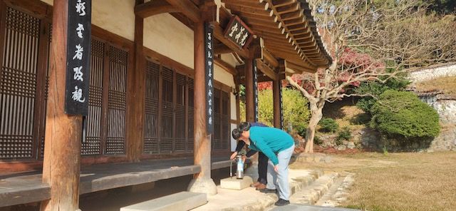 [정읍=뉴시스] 국가유산 및 전통사찰 소방방재시설 일제점검에 나선 정읍시 관계자들이 전통 한옥의 소방시설을 살피고 있다. *재판매 및 DB 금지