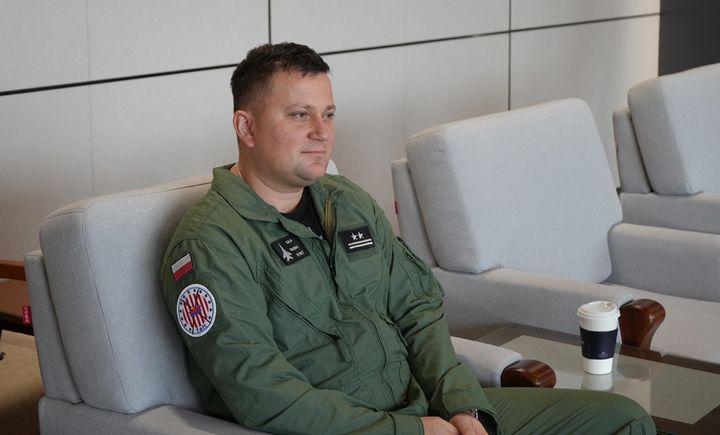 [서울=뉴시스] 폴란드 FA-50 조종사 바르토슈 중령이 11월 28일 경남 사천 KAI 본사에서 국방부 기자단과 인터뷰를 하고 있다. (사진=KAI 제공) 2024.12.01. photo@newsis.com *재판매 및 DB 금지