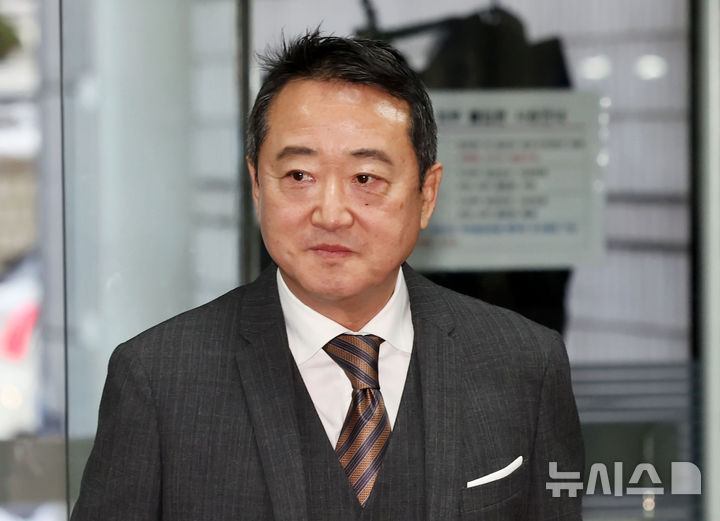 [서울=뉴시스] 홍효식 기자 = 골관절염 유전자치료제 '인보사'를 투여받은 환자들이 제기한 손해배상 소송에서 법원이 이웅열 코오롱그룹 명예회장과 코오롱생명과학의 손해배상 책임을 일부 인정했다. 사진은 인보사케이주(인보사) 성분 조작 의혹에 관여한 혐의 등으로 재판에 넘겨진 이웅열 코오롱 명예회장이 지난 2024년 11월 29일 서울 서초구 서울중앙지방법원에서 열린 1심 선고에 출석하는 모습. 2026.07.29. yesphoto@newsis.com