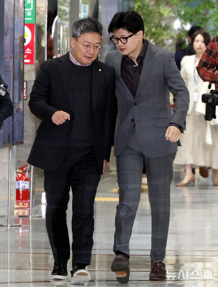 [서울=뉴시스] 조성봉 기자 = 한동훈 국민의힘 대표와 박정하(왼쪽) 당대표 비서실장이 29일 오후 서울 여의도 국회 의원회관 소회의실에서 열린 '우주항공산업발전포럼 주최, AI Pilot 무인전투기 개발 어디까지 왔나! 국회정책 토론회'에 참석하고 있다. 왼쪽부터 박정하 당대표 비서실장, 한 대표, 진종오 최고위원. 2024.11.29. suncho21@newsis.com