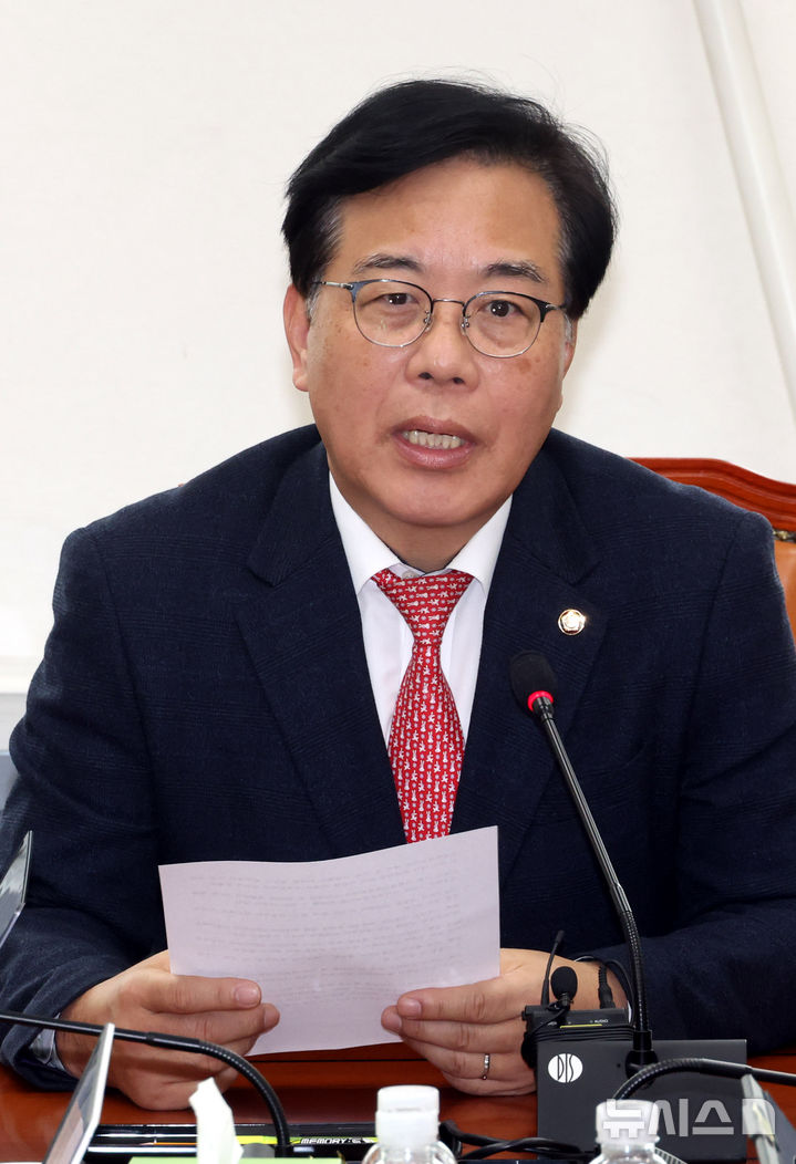 [서울=뉴시스] 조성봉 기자 = 송언석 국회 기획재정위원회 위원장이 29일 오후 서울 여의도 국회에서 기재위 세법 논의 관련 기자간담회를 하고 있다. 이날 기재위 전체회의는 가상자산 과세 유예, 상속세 완화, 배당소득 분리과세에 대한 여야의 입장차이로 인해 개의되지 못했다. 2024.11.29. suncho21@newsis.com