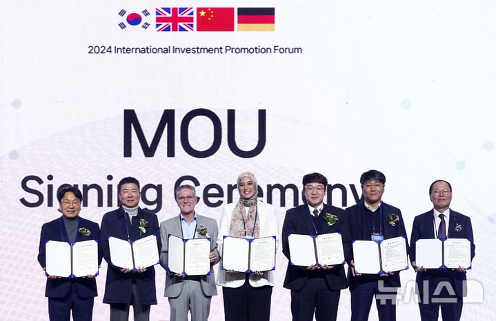 [광주=뉴시스] 영국의 VSS글로벌(Global), 중국의 리릭로봇, 독일의 모션스클라우드 등 3개 외국인 투자기업 582만달러 광주 투자협약. (사진=광주시청 제공). photo@newsis.com *재판매 및 DB 금지