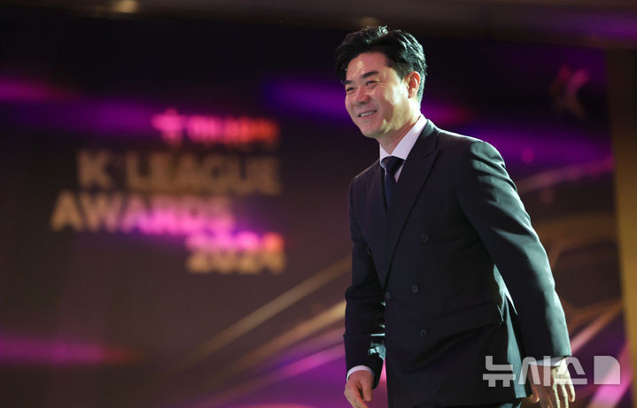 [서울=뉴시스] 김선웅 기자 = 강원FC 윤정환 감독이 지난해 11월29일 서울 서대문구 스위스 그랜드 호텔에서 열린 하나은행 K리그 2024 대상 시상식에서 K리그1 감독상을 수상하기 위해 무대에 오르고 있다. 2024.11.29. mangusta@newsis.com