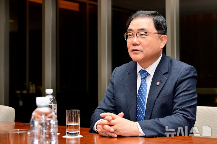[창원=뉴시스] 차용현 기자 = 29일 오후 허성무 국회의원이 경남 창원시 두산게스트아우스에서 언론과 만나 창원지역 핵발전·방위산업 등의 수출 확대와 관련해 인터뷰를 하고 있다. 2024.11.29. con@newsis.com
