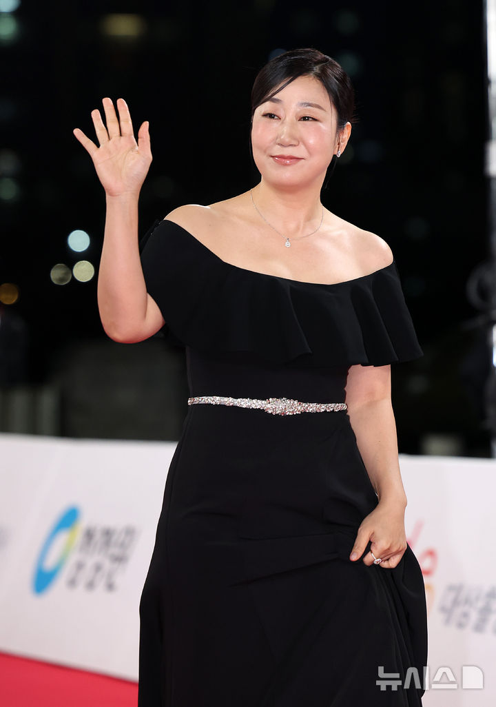 [서울=뉴시스] 이영환 기자 = 배우 라미란이 29일 오후 서울 영등포구 여의도 KBS홀에서 열린 제45회 청룡영화상에서 레드카펫을 밟고 있다. 2024.11.29. 20hwan@newsis.com