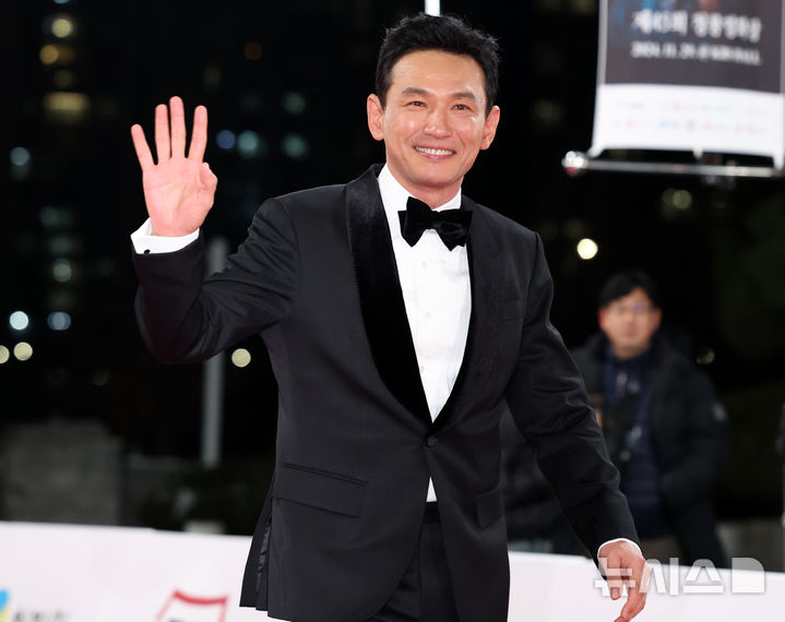 [서울=뉴시스] 이영환 기자 = 배우 황정민이 29일 오후 서울 영등포구 여의도 KBS홀에서 열린 제45회 청룡영화상에서 레드카펫을 밟고 있다. 2024.11.29. 20hwan@newsis.com