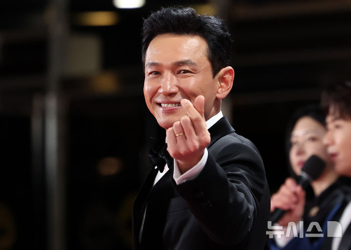 [서울=뉴시스] 이영환 기자 = 배우 황정민씨의 사생활 의혹을 제기해 온 여성 A씨가 황씨를 상대로 낸 2억원대 손해배상 소송에서 법원이 강제조정 결정을 내렸다. 사진은 황정민이 2024년 11월 29일 오후 서울 영등포구 여의도 KBS홀에서 열린 제45회 청룡영화상에서 레드카펫을 밟는 모습. 2026.08.14. 20hwan@newsis.com