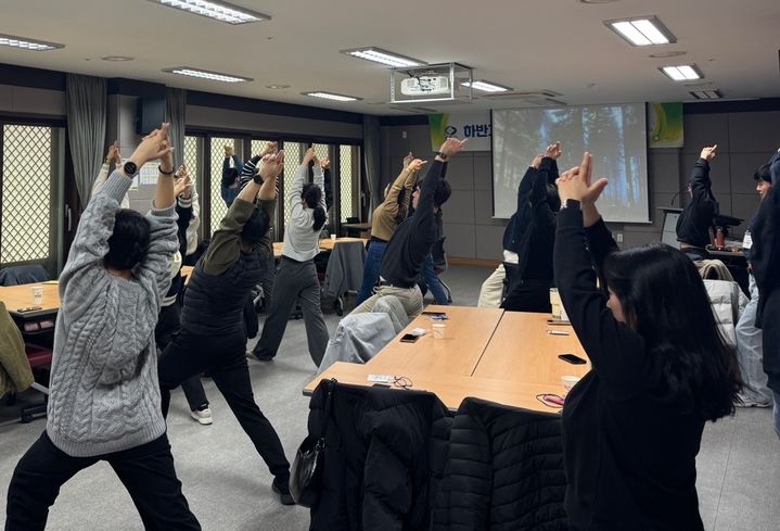 [영동=뉴시스] 29일 충북 영동군 국악체험촌 세미나실 군 각 부서 민원업무 담당자 30여명이 힐링 체험을 하고 있다. (사진=영동군 제공) 2024.11.30. photo@newsis.com *재판매 및 DB 금지