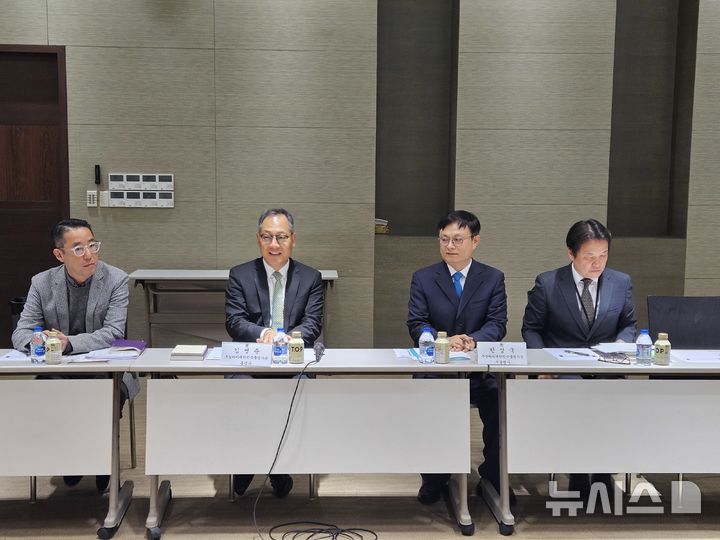 [서울=뉴시스] 김영준 총영사(왼쪽 두번째)가 지난달 28일 오전 주상하이 한국총영사관에서 가진 외교부 기자단 간담회에서 발언하고 있다. (사진= 주상하이 총영사관 제공) 2024.12.02. photo@newsis.com