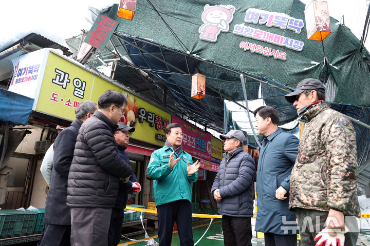 [의왕=뉴시스] 무너진 의왕 도깨비시장을 찾은 김성제 의왕시장이 복구작업에 따른 안전을 당부하고 있다. (사진=의왕시 제공). 2024.11.30. photo@newsis.com 