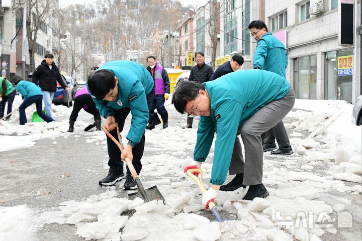 [안산=뉴시스] 이민근 안산시장(사진 앞줄 오른쪽)이 30일 사동 일원에서 지역주민들과 함께 이면도로에 얼어 있는 눈을 치우고 있다.(사진=안산시 제공)2024.11.30.photo@newsis.com