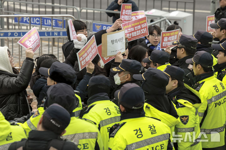 [서울=뉴시스] 정병혁 기자 = 30일 서울 용산구 대통령실 인근에서 열린 윤석열 탄핵 전쟁 반대 대학생 실천단 기자회견을 마친 대학생들이 항의서한문 전달을 위해 이동하던 도중 경찰에 가로막혀 있다. 2024.11.30. jhope@newsis.com