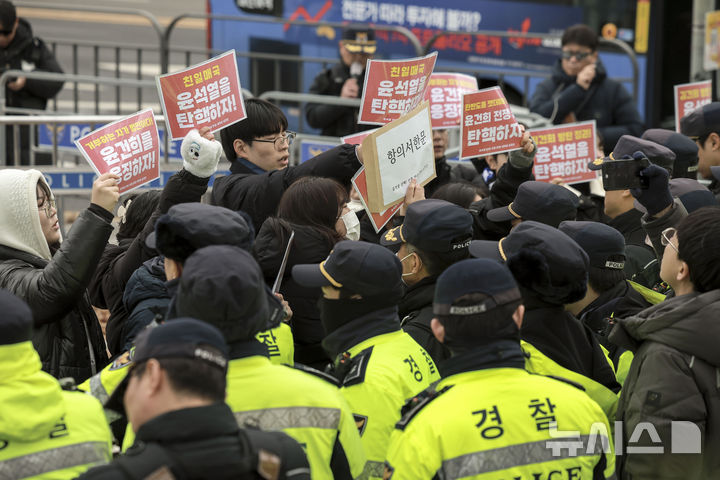 [서울=뉴시스] 정병혁 기자 = 30일 서울 용산구 대통령실 인근에서 열린 윤석열 탄핵 전쟁 반대 대학생 실천단 기자회견을 마친 대학생들이 항의서한문 전달을 위해 이동하던 도중 경찰에 가로막혀 있다. 2024.11.30. jhope@newsis.com