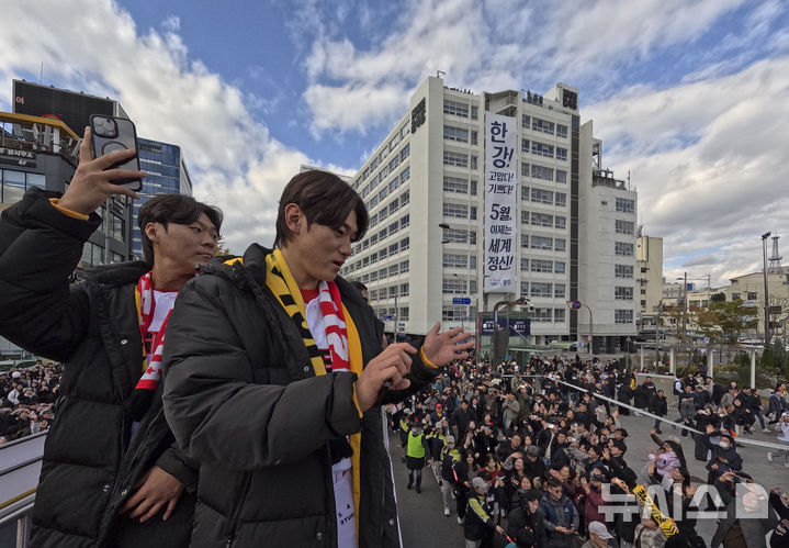 [광주=뉴시스] 이영주 기자 = 30일 오후 광주 동구 금남로에서 열린 2024 KIA타이거즈 한국시리즈 우승 축하 카퍼레이드 행사, 김도영 선수가 팬들을 향해 손을 흔들고 있다. 2024.11.30. leeyj2578@newsis.com