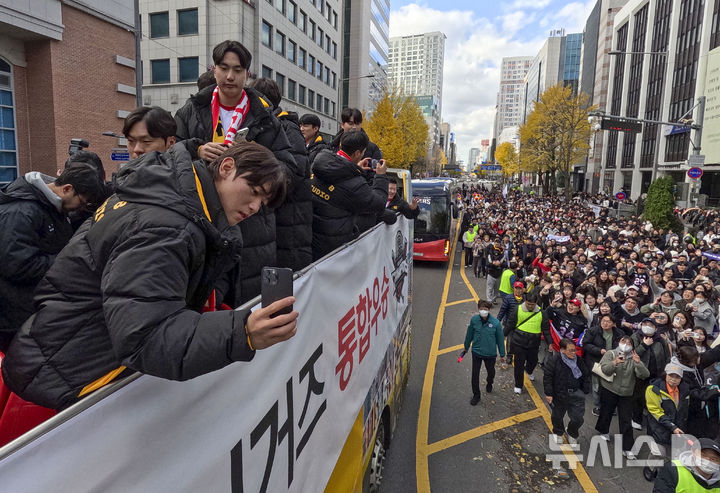 [광주=뉴시스] 이영주 기자 = 30일 오후 광주 동구 금남로에서 열린 2024 KIA타이거즈 한국시리즈 우승 축하 카퍼레이드 행사, KIA 타이거즈 선수단이 응원하러 온 팬들을 향해 인사하고 있다. 2024.11.30. leeyj2578@newsis.com