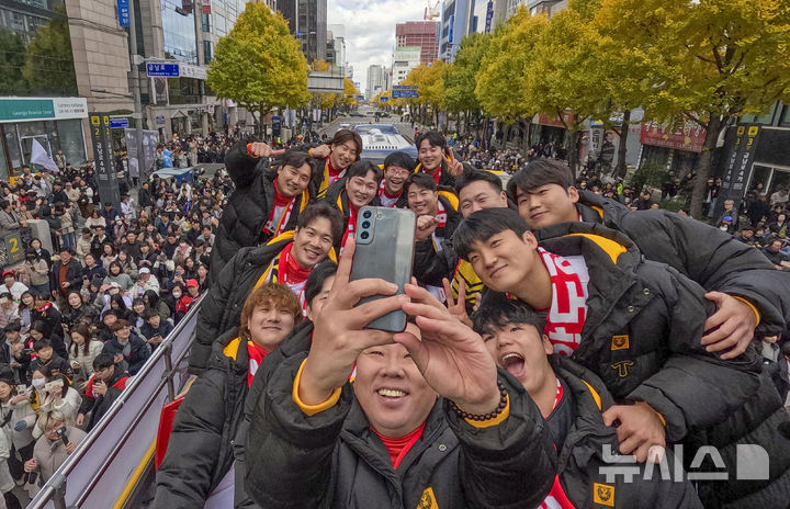 [광주=뉴시스] 이영주 기자 = 30일 오후 광주 동구 금남로에서 열린 2024 KIA타이거즈 한국시리즈 우승 축하 카퍼레이드 행사, KIA 타이거즈 선수단이 기념사진을 찍고 있다. 2024.11.30. leeyj2578@newsis.com