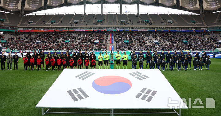 [서울=뉴시스] 홍효식 기자 = 정몽규 대한축구협회장이 30일 서울 마포구 상암월드컵경기장에서 열린 2024 하나은행 코리아컵 결승전 포항스틸러스와 울산 HD FC의 경기에 앞서 선수들이 국기에 대한 경례를 하고 있다. 2024.11.30. yesphoto@newsis.com