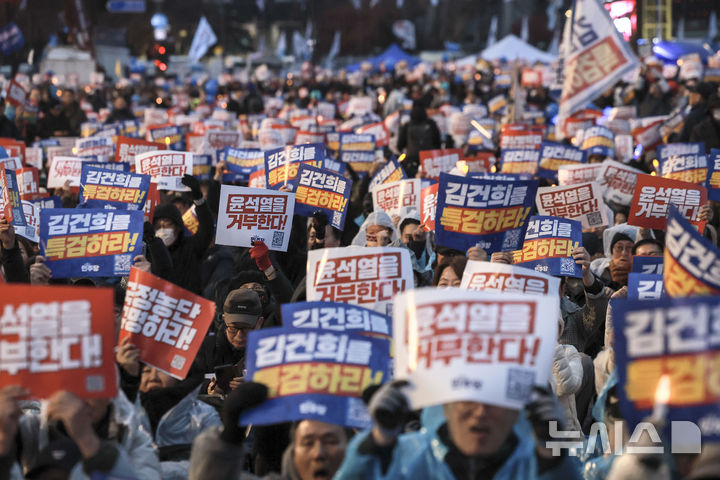 [서울=뉴시스] 정병혁 기자 = 30일 서울 종로구 사직로에서 열린 더불어민주당 김건희, 윤석열 국정농단 규탄 특검촉구 제5차 국민행동의날 범국민대회에서 참석자들이 구호를 외치고 있다. 2024.11.30. jhope@newsis.com