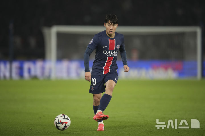 [파리=AP/뉴시스] 파리 생제르맹(PSG)의 이강인이 지난달 30일(현지시각) 프랑스 파리의 파르크 데 프랭스에서 열린 2024-25 리그1 13라운드 FC낭트와 경기 중 동료에게 공을 패스하고 있다. 이강인은 73분을 소화했고 PSG는 1-1 무승부를 기록하며 10승 3무 무패 행진을 이어갔다. 2024.12.01.