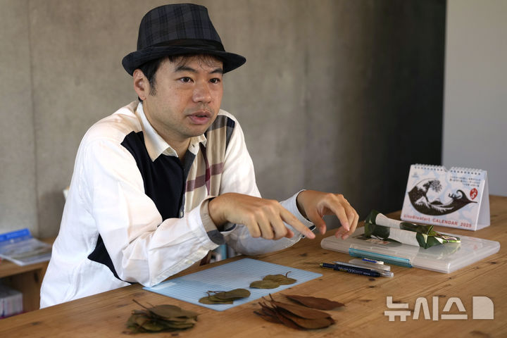 [도쿄=AP/뉴시스] 리프 아트(Leaf Art) 작가인 하시모토 겐지(활동명 리토)가 지난달 27일 일본 도쿄에서 AP통신과 인터뷰를 하고 있다. 2024.12.02.