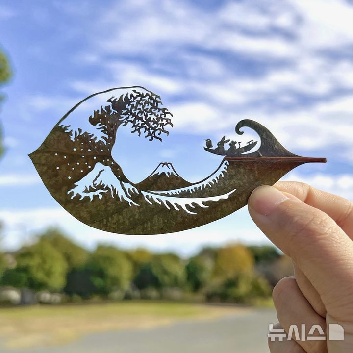 [도쿄=AP/뉴시스] 리프 아트(Leaf Art) 작가인 하시모토 겐지(활동명 리토)가 제공한 사진에 그의 작품인 후지산 36경 : 가나가와 앞바다의 파도. 2024.12.02.