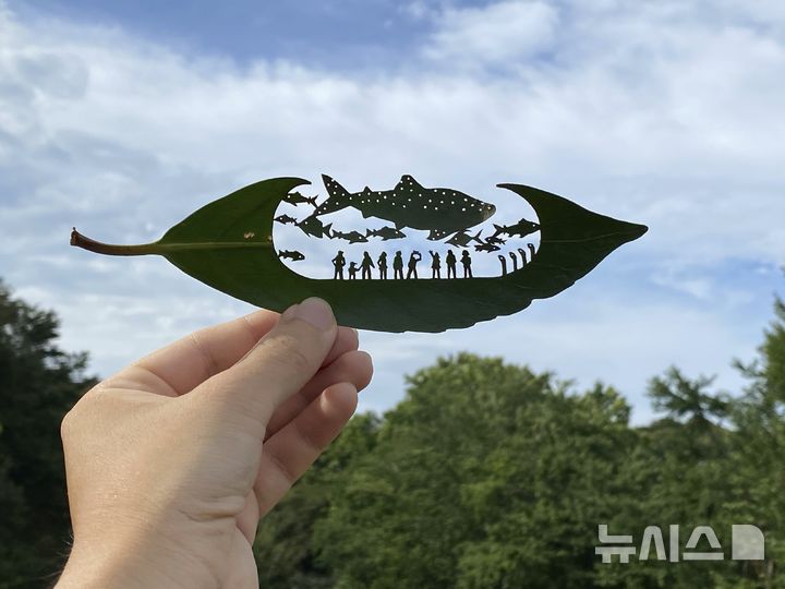 [도쿄=AP/뉴시스] 리프 아트(Leaf Art) 작가인 하시모토 겐지(활동명 리토)가 제공한 사진에 그의 작품인 '잎 수족관'이 보이고 있다. 2024.12.02.