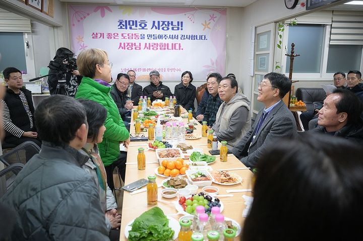 [세종=뉴시스] 이야기 듣는 최민호 세종시장.(사진=세종시 제공).2024.12.01. photo@newsis.com *재판매 및 DB 금지