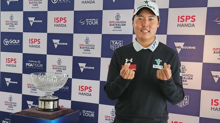 [서울=뉴시스] 발달장애 골프 선수 이승민이 지난달 28일부터 30일(현지시각)까지 호주 멜버른 킹스턴 히즈 골프 클럽에서 열린 호주 올 어빌리티 챔피언십(AAAC)에서 우승한 뒤 기념 사진을 촬영하고 있다. (사진=볼 미디어 제공) *재판매 및 DB 금지