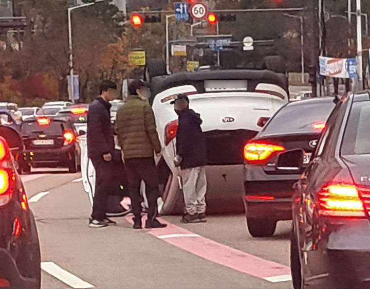 [광주=뉴시스] 1일 오후 광주 북구 운암동 한 도로에서 SUV차량이 정차중인 다른 SUV차량을 들이받고 전복됐다. (사진=독자제공) 2024.12.01. photo@newsis.com *재판매 및 DB 금지