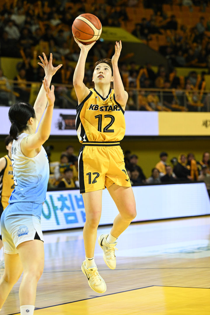 [서울=뉴시스] 여자프로농구 청주 KB국민은행의 나가타 모에. (사진 = WKBL 제공) *재판매 및 DB 금지