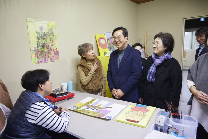 [수원=뉴시스] 1일 오후 김동연 경기도지사가 양평군에 있는 '어메이징 아웃사이더 아트센터'를 방문해 장애인 예술노동자와 소통했다. (사진=경기도 제공) 2024.12.01. photo@newsis.com *재판매 및 DB 금지