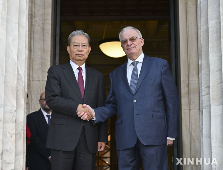 [아테네=신화/뉴시스] 콘스탄틴 타술라스 그리스 대통령 후보 (66. 오른쪽)가 2024년 11월 28일 그리스 의회 초청으로 의사당을 방문한 중국인민대표회의 의장과 만나 악수하고 있다.&nbsp; 2025. 01.26.