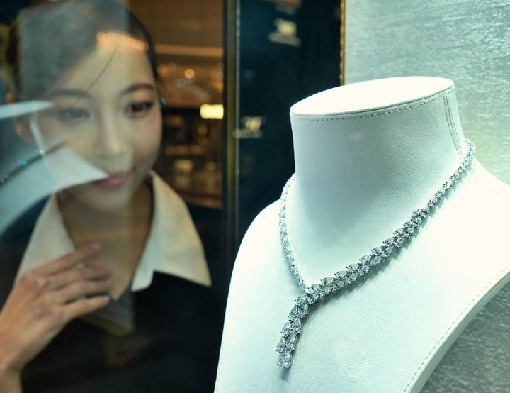 [서울=뉴시스] 조수정 기자 = 롯데백화점이 연말을 맞아 에비뉴엘 잠실점 1층과 2층 본매장에서 ‘하이 주얼리 페어’를 개최한다고 1일 밝혔다.   ‘하이 주얼리 페어’는 오는 15일까지 열린다. 까르띠에, 불가리, 반클리프아펠, 그라프, 다미아니 등 14개의 해외 유명 하이 주얼리 브랜드가 참여해 각 브랜드의 시그니처 컬렉션부터 특별 제작된 한정판 주얼리까지 총 130여개, 약 400억원 상당의 다양한 주얼리 상품을 선보인다. 사진은 모델이 행사를 소개하는 모습. (사진=롯데백화점 제공) 2024.12.01. photo@newsis.com *재판매 및 DB 금지