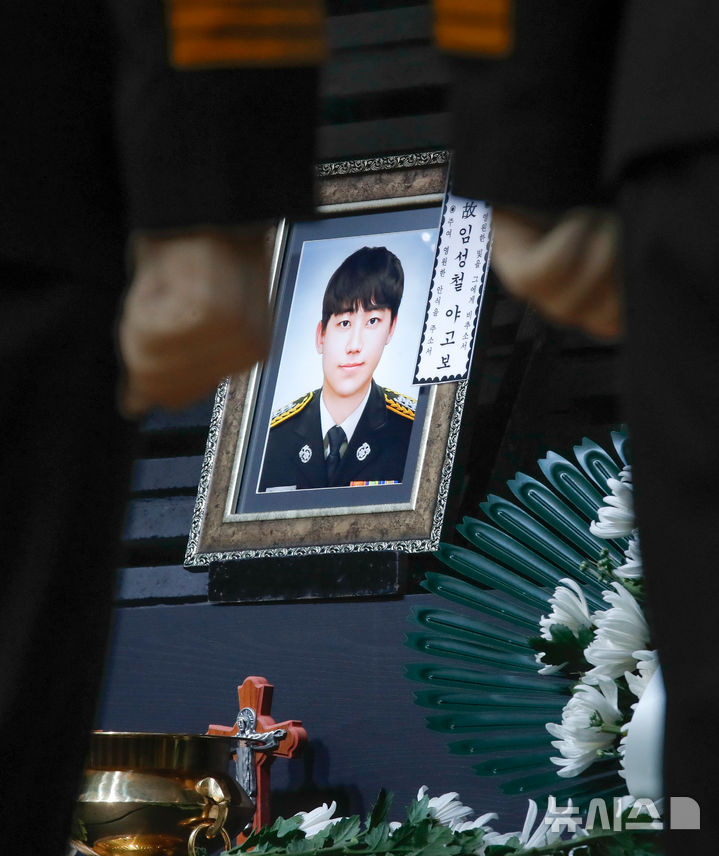 [제주=뉴시스] 우장호 기자 = 1일 오전 제주시 노형동 국립제주호국원에서 지난해 화재 현장에서 불의의 사고로 순직한 고(故) 임성철 소방장 1주기 추도식이 열리고 있다. 2024.12.01. woo1223@newsis.com