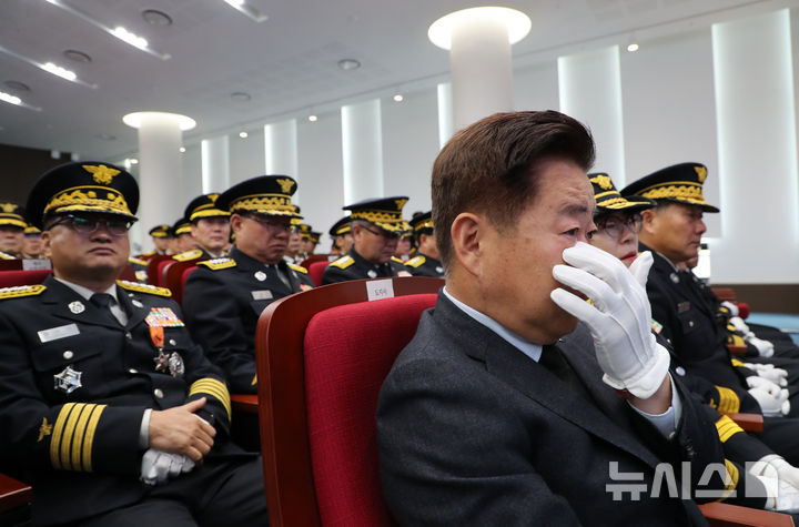 [제주=뉴시스] 우장호 기자 = 1일 오전 제주시 노형동 국립제주호국원에서 지난해 화재 현장에서 불의의 사고로 순직한 고(故) 임성철 소방장 1주기 추도식이 열리고 있다. 2024.12.01. woo1223@newsis.com