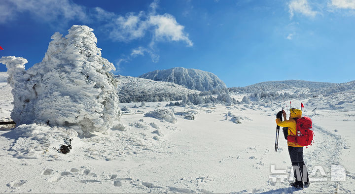 [제주=뉴시스] 사흘간 내리던 눈이 그치고 맑은 날씨를 보인 지난해 11월30일 한라산이 설국으로 변해 탐방객들에게 눈꽃, 서리꽃의 장관을 선사하고 있다. (사진=뉴시스 DB). photo@newsis.com 
