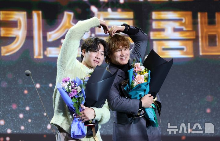 [서울=뉴시스] 고범준 기자 = 1일 오전 서울 용산구 그랜드하얏트 서울에서 열린 2024 컴투스프로야구 리얼글러브 어워드에서 베스트 키스톤 콤비상을 수상한 KIA 박찬호와 김선빈(오른쪽)이 기념촬영을 하고 있다. 2024.12.01. bjko@newsis.com