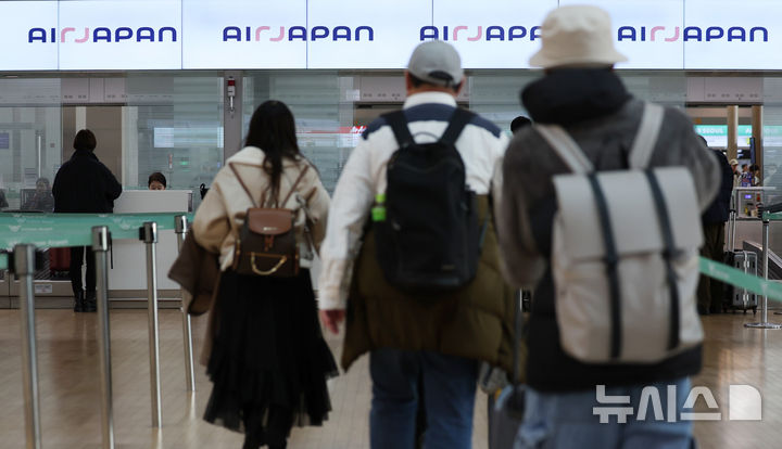 [인천공항=뉴시스] 김진아 기자 = 1일 인천국제공항 제1터미널을 통해 여행객들이 일본으로 출국수속을 하고 있다. 2024.12.01. bluesoda@newsis.com