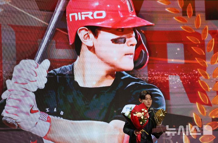 [서울=뉴시스] 고범준 기자 = 1일 오전 서울 용산구 그랜드하얏트 서울에서 열린 2024 컴투스프로야구 리얼글러브 어워드에서 올해의 선수상을 수상한 KIA 김도영이 소감을 말하고 있다. 2024.12.01. bjko@newsis.com