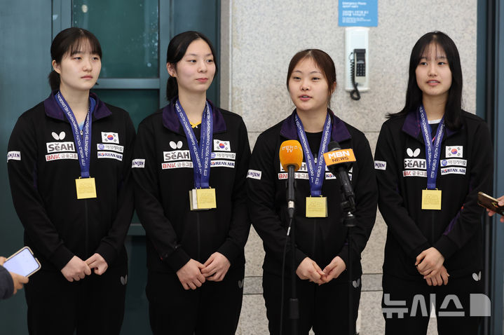 [인천공항=뉴시스] 김진아 기자 = 2024 국제탁구연맹(ITTF) 세계청소년선수권대회 U-19 여자단체전에서 우승을 차지한 선수들이 1일 인천국제공항을 통해 귀국, 취재진의 질문에 답하고 있다. 왼쪽부터 김태민, 박가현, 유예린, 최나현 선수. 2024.12.01. bluesoda@newsis.com