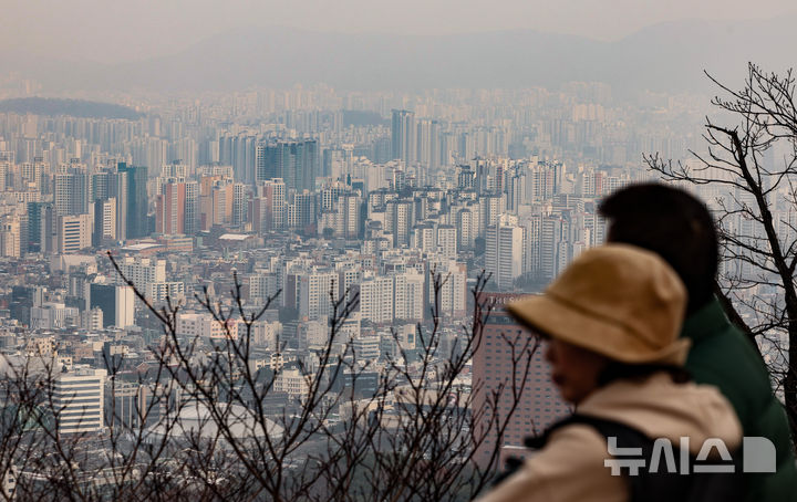 [서울=뉴시스] 황준선 기자 = 지난달 1일 서울 남산에서 아파트 밀집지역이 보이고 있다. 한국은행이 기준금리를 3%로 2회 연속 인하함에 따라 부동산 시장도 주택 구입, 프로젝트 파이낸싱(PF) 등 대출금리 인하 가능성이 커졌지만, 지난 9월 스트레스 총부채원리금상환비율(DSR) 2단계 등 가계부채 억제를 위한 대출 규제가 강화된 만큼 전문가들은 이번 기준금리 인하의 부동산 시장 진작 효과가 제한적일 것으로 예상했다. 2024.12.01. hwang@newsis.com