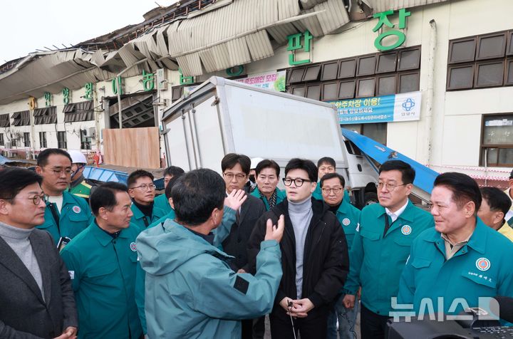 [안양=뉴시스] 고범준 기자 = 한동훈 국민의힘 대표가 1일 오후 경기도 안양시 동안구 농수산물도매시장을 방문해 폭설 피해 현장을 살펴보고 있다. 2024.12.01. bjko@newsis.com