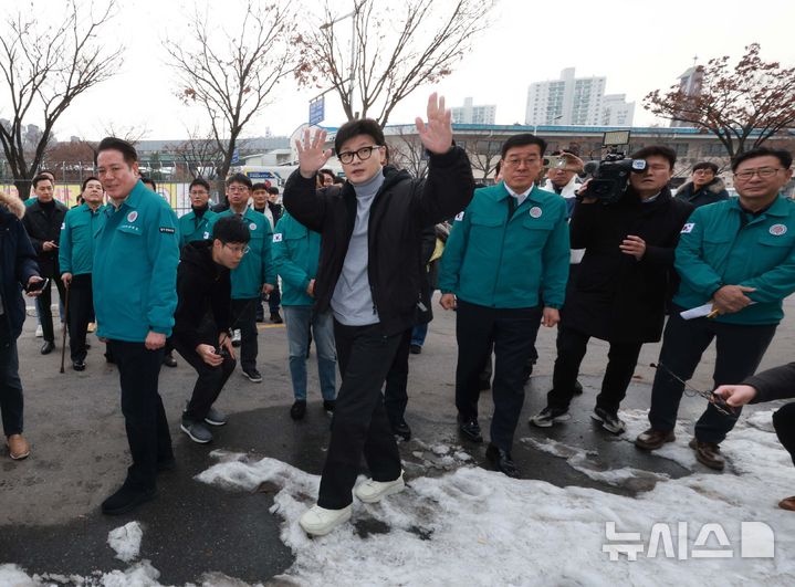 [안양=뉴시스] 고범준 기자 = 한동훈 국민의힘 대표가 1일 오후 경기도 안양시 동안구 농수산물도매시장을 방문해 폭설 피해 현장을 살펴보고 있다. 2024.12.01. bjko@newsis.com