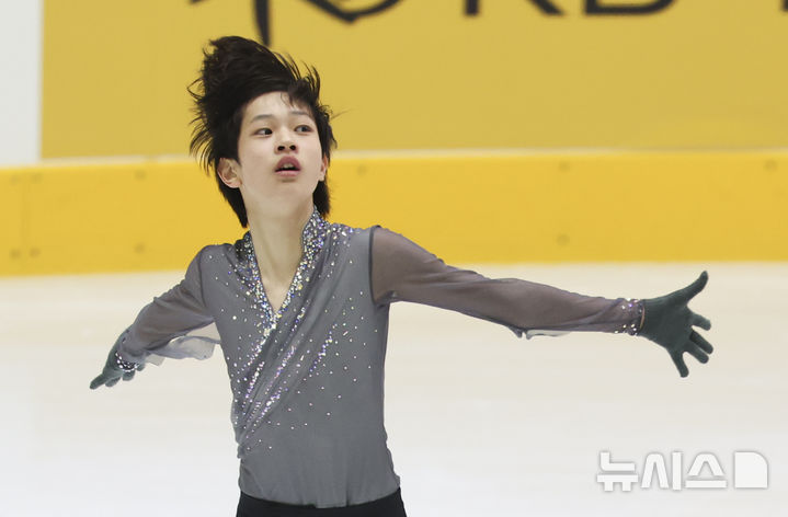 [의정부=뉴시스] 김근수 기자 = 이재근(수리고)가 1일 경기 의정부실내빙상장에서 열린 2024 KB금융 전국남녀 피겨스케이팅 회장배 랭킹대회 남자 시니어 부문 프리스케이팅에서 연기를 펼치고 있다. 2024.12.01. ks@newsis.com