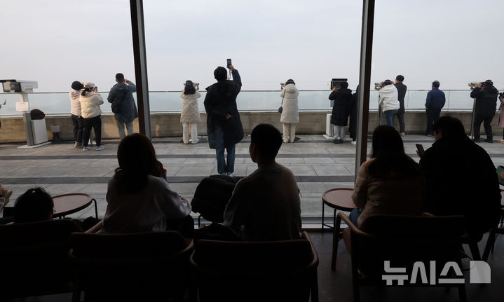 [김포=뉴시스] 김진아 기자 = 1일 경기 김포시 스타벅스 김포애기봉생태공원점에서 방문객들이 북한을 바라보고 있다. 스타벅스 김포애기봉생태공원점은 민간인 출입이 제한된 비무장지대(DMZ) 인근에 위치해 검문을 거쳐야만 입장할 수 있는 유일한 카페로, 이 곳에서는 북한 개풍군 민간마을과 송악산을 육안으로 조망하며 커피를 즐길 수 있는 곳이다. 2024.12.01. bluesoda@newsis.com