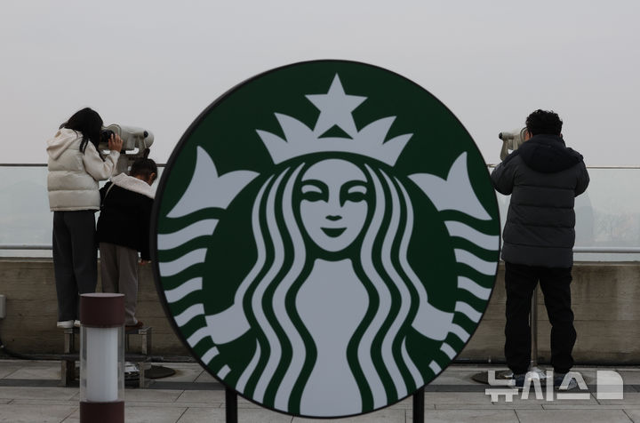 [김포=뉴시스] 김진아 기자 = 1일 경기 김포시 스타벅스 김포애기봉생태공원점에서 방문객들이 북한을 바라보고 있다. 스타벅스 김포애기봉생태공원점은 민간인 출입이 제한된 비무장지대(DMZ) 인근에 위치해 검문을 거쳐야만 입장할 수 있는 유일한 카페다. 이 곳에서는 북한 개풍군 민간마을과 송악산을 육안으로 조망하며 커피를 즐길 수 있는 곳이다. 2024.12.01. bluesoda@newsis.com